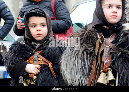 Mamuthones sardischen Maske zu Karneval Mamoiada, Sardinien, Italien Stockfoto