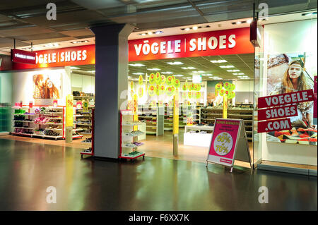 Lugano, Schweiz-17 Juli 2014: Innenausbau von Vögele Mode Schuhe auf der Mall von Lugano in der Schweiz Stockfoto