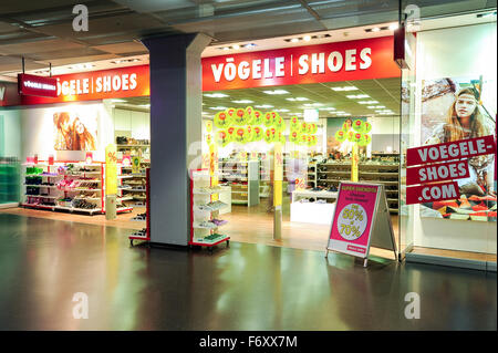 Lugano, Schweiz-17 Juli 2014: Innenausbau von Vögele Mode Schuhe auf der Mall von Lugano in der Schweiz Stockfoto