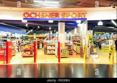 Lugano, Schweiz - 17. Juli 2014: Ochsner Sport Store auf der Mall von Lugano in der Schweiz Stockfoto