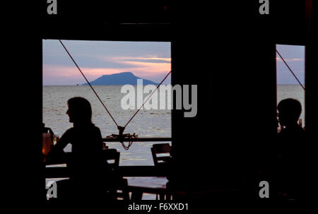 KEP Yacht Club Szene Restaurantsteg Dämmerung Sonnenuntergang Stockfoto