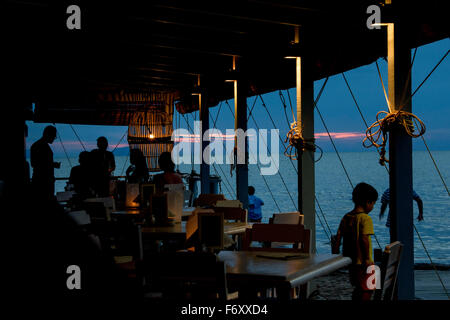 KEP Yacht Club Szene Restaurantsteg Dämmerung Sonnenuntergang Stockfoto