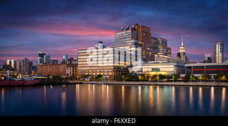 Ansicht und City Lights West Chelsea und Midtown Manhattan Skyline vom Hudson River am frühen Abend. New York City Stockfoto