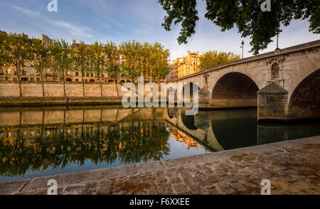 Frühen Sommermorgen auf der Ile Saint Louis. Espe Bäume säumen Seineufer von Pont Marie und Quai d ' Anjou - Paris, Frankreich Stockfoto