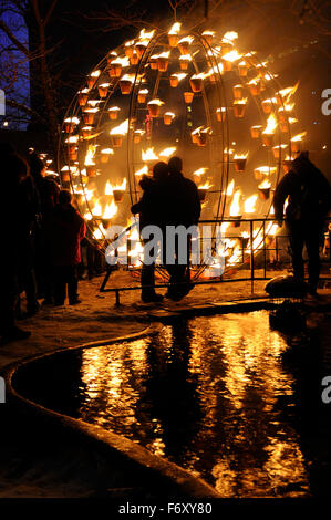 Paar Umarmung an wintercity Nächte der Fire globe durch cie carabosse in Toronto Stockfoto