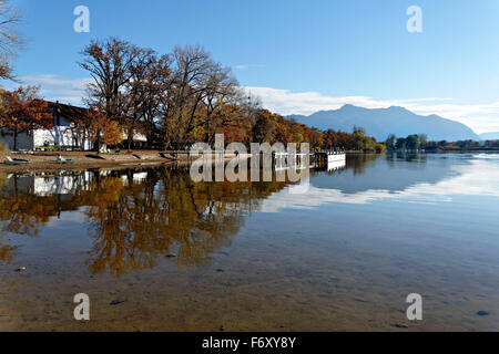 Strand-Vorland mit Alpen in der Ferne, Feldwieser Bucht, Chiemsee, Oberbayern, Deutschland, Europa. Stockfoto