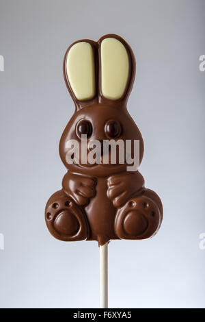 Schoko Lolly pop in der Form eines Hasen geschossen im studio Stockfoto