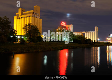 Nacht Schuss von fünf Rosen Getreidemühle auf Lachine Canal Montreal bei Vollmond Stockfoto