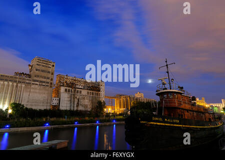 Mond über Grain Elevator Nummer 5 und Schlepper in Old Montreal am Lachine-Kanal Stockfoto