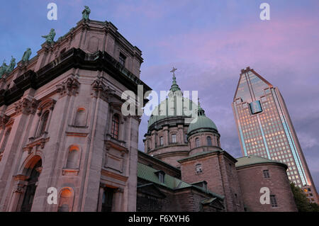 Hochhaus mit grünen Kuppel und Fassade von Mary Queen of World Basilika Montreal Stockfoto