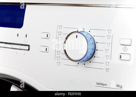 Waschmaschine und Waschmittel Gel zum Waschen. Haushalt. Wäsche waschen