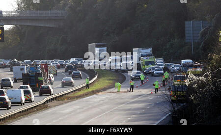 Winchester, Hampshire Samstag, 21. November 2015 Autofahrer stehen lange Verzögerungen auf einem stark frequentierten Autobahn M3, da es geschlossen war, nach einem "schwerer Unfall", die ein Auto auf dem Dach liegen gelassen.  Alle drei Fahrspuren des M3 Richtung Norden wurden nach der Kollision zwischen der blauen Peugeot, die auf dem Dach in Bahn drei umgedreht wurde und einen silbernen Volkswagen vor Kreuzung neun am Winnall geschlossen. © UKNIP Stockfoto