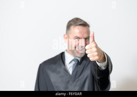 Unternehmer geben einen Daumen nach oben Geste des Erfolgs, Unterstützung, Ja-Stimme oder sein Einverständnis signalisiert Stockfoto