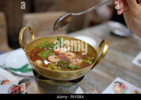 Thailändische scharf-saure Garnelen Suppe aus Tamarindenpaste Stockfoto