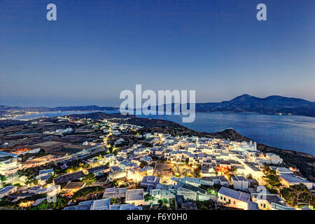 Der Blick von der Burg über dem Dorf Plaka in Milos, Griechenland Stockfoto