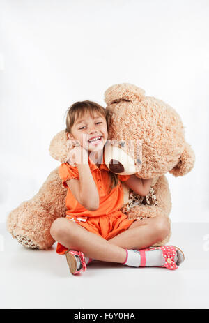 Kleine Mädchen spielen mit einem Teddy-Bären Stockfoto