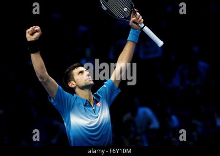 London, UK. 21. November 2015. Barclays ATP World Tour Finals, feiert Novak Djokovic (SRB) am Gericht nach seinem Sieg gegen Rafael Nadal (ESP) in Tag 7 Halbfinale Spiel. O2 Arena, London, UK. 21. November 2015. Bildnachweis: Grant Burton/Alamy Live-Nachrichten Stockfoto