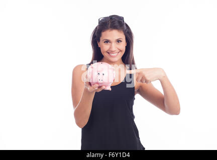 Junge Frau mit Brille zufrieden mit Sparschwein Stockfoto