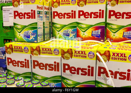 Persil Waschpulver auf einem Supermarktregal Stockfoto