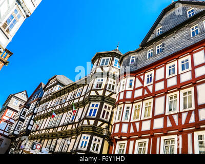 Eine Zeile Fachwerk Häuser auf dem Marktplatz in Marburg, Deutschland Stockfoto