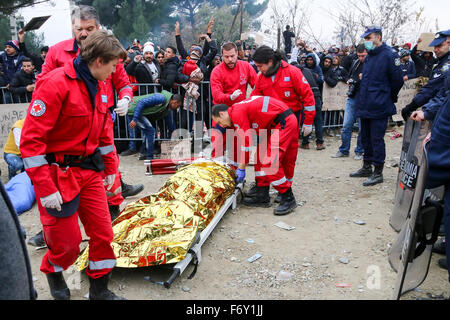 Idomeni, Kikis, Griechenland. 21. November 2015. Einwanderer erhalten erste Hilfe von Rettern. Hunderte von Migranten warten an der Grenze zwischen Griechenland und der ehemaligen jugoslawischen Republik Mazedonien, die darauf warten, ihre Reise fortzusetzen. Bildnachweis: VASILIS VERVERIDIS/Alamy Live-Nachrichten Stockfoto