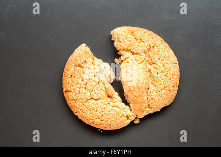 Müsli mit Rosinen Cookies hausgemacht auf schwarzem Hintergrund von oben Ansicht Stockfoto