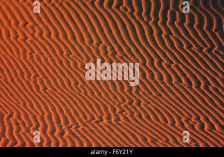 Sandschicht Mustern gebildet durch Winde bei Sonnenuntergang in den Dünen von Gomati Bereich, Katalako Dorf, Limnos, Griechenland Stockfoto