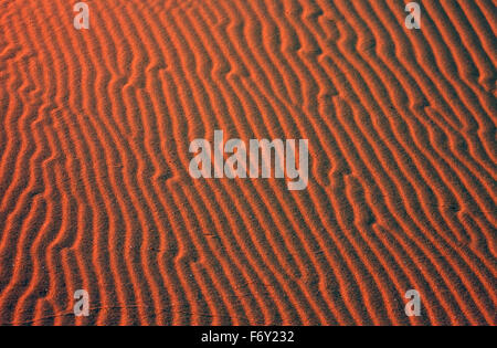 Rote formalistisch diagonalen Muster gebildet durch Winde bei Sonnenuntergang in den Dünen von Gomati Bereich, Katalako Dorf, Limnos, Griechenland Stockfoto