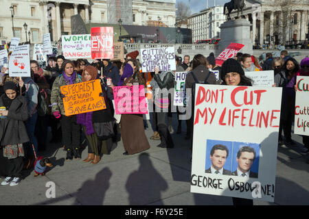 London, UK, 21. November 2015. Eine Kämpferin gegen Rotherham Rat Schließung von der Apna Haq Spezialist ethnische Minderheiten häusliche Gewalt-Support-Service hält ein Schild fordert der Schatzkanzler George Osborne nicht für ihre Lebensader zu kürzen. Bildnachweis: Mark Kerrison/Alamy Live-Nachrichten Stockfoto