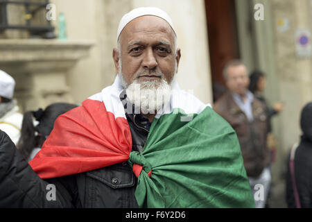 Rom, Italien. 21. November 2015. Ein muslimischer Mann trägt eine italienische Fahne marschiert während einer "Not In My Name" Demonstration von Muslimen gegen den Terrorismus verurteilt die Anschläge von Paris organisiert. Bildnachweis: Danilo Balducci/ZUMA Draht/Alamy Live-Nachrichten Stockfoto