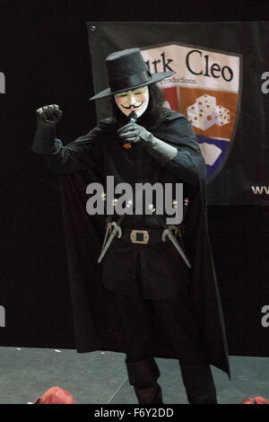 Newcastle, UK. 21. November 2015. Cosplay Wettbewerb Konkurrent V wirkt sich seine Preformance während Film & Comic Con Newcastle Metro Radio Arena auf 2015 Kredit: Dan Cooke/Alamy Live News Stockfoto