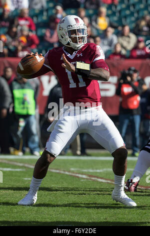 Philadelphia, Pennsylvania, USA. 21. November 2015. Temple Owls Quarterback p.j. Walker (11) wirft ein Pas während der NCAA Football-Spiel zwischen die Memphis Tigers und die Tempel Eulen am Lincoln Financial Field in Philadelphia, Pennsylvania. Christopher Szagola/CSM/Alamy Live-Nachrichten Stockfoto