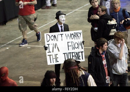 Newcastle, UK. 21. November 2015. Annonymous Cosplay Schauspieler Waunders unter den Ständen und Marktkapazitäten während Film & Comic Con Newcastle Metro Radio Arena auf 2015 Kredit: Dan Cooke/Alamy Live News Stockfoto