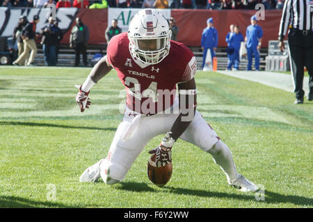 Philadelphia, Pennsylvania, USA. 21. November 2015. Temple Owls Runningback David Hood (24) reagiert auf seiner Touchdown laufen während der NCAA Football-Spiel zwischen die Memphis Tigers und die Tempel Eulen am Lincoln Financial Field in Philadelphia, Pennsylvania. Christopher Szagola/CSM/Alamy Live-Nachrichten Stockfoto