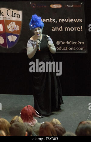 Newcastle, UK, 21. November 2015. Cosplay Wettbewerb Wettbewerber wirkt sich ihre Preformance während Film & Comic Con Newcastle Metro Radio Arena auf 2015 Kredit: Dan Cooke/Alamy Live News Stockfoto