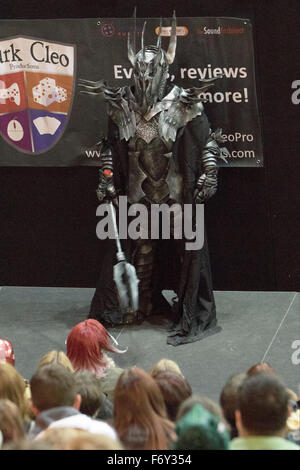 Newcastle, UK, 21. November 2015. Der dunkle Herrscher Sauron stellt während der Cosplay-Wettbewerb im Film & Comic Con Newcastle Metro Radio Arena auf 2015 Kredit: Dan Cooke/Alamy Live News Stockfoto