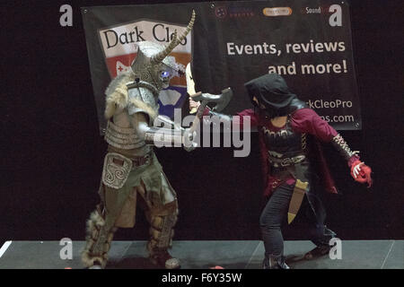 Newcastle, UK, 21. November 2015. Cosplay Compitioton Konkurrenzen ausleben ihrer Performance im Film & Comic Con Newcastle Metro Radio Arena auf 2015 Kredit: Dan Cooke/Alamy Live News Stockfoto