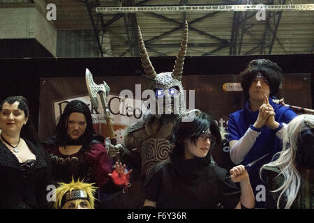 Newcastle, UK, 21. November 2015. Cosplay Teilnehmer versammeln sich auf der Bühne nach ihren Preformance während Film & Comic Con Newcastle Metro Radio Arena auf 2015 Kredit: Dan Cooke/Alamy Live News Stockfoto