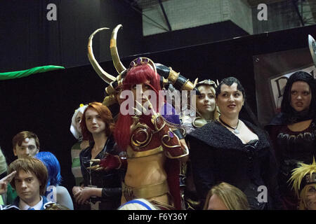 Newcastle, UK, 21. November 2015. Cosplay Teilnehmer versammeln sich auf der Bühne nach ihren Preformance während Film & Comic Con Newcastle Metro Radio Arena auf 2015 Kredit: Dan Cooke/Alamy Live News Stockfoto