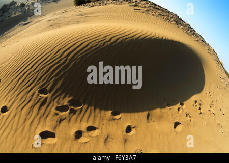 Groovy Sand Muster, Linien und Fußabdrücke in Gomati oder "Pachies Amdes" Bereich. Katalako Dorf, Lemnos oder Insel Limnos, Griechenland Stockfoto