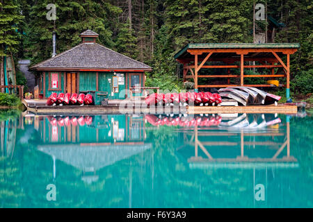 Das Bootshaus und die Reflexion am Emerald Lake im Yoho Nationalpark in British Columbia, Kanada Stockfoto