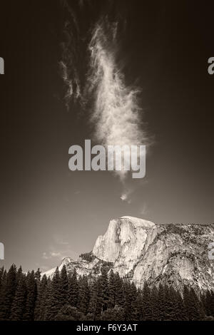 Eine interessant geformte Wolke hängt über Half Dome im Yosemite-Nationalpark Stockfoto