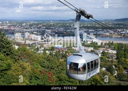 Das Aerial Tram kommt mit Blick auf Portland, Oregon. Stockfoto