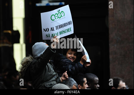 Mailand, Italien. 21. November 2015 Mitglieder der muslimischen Gemeinschaft halten Banner während heute Rallye Credit: Gaetano Piazzolla/Alamy Live News Stockfoto