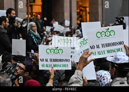 Mailand, Italien. 21. November 2015 Mitglieder der muslimischen Gemeinschaft halten Banner während heute Rallye Credit: Gaetano Piazzolla/Alamy Live News Stockfoto