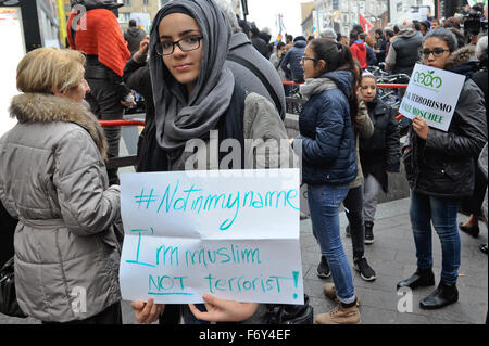 Mailand, Italien. 21. November 2015 Mitglieder der muslimischen Gemeinschaft halten Banner während heute Rallye Credit: Gaetano Piazzolla/Alamy Live News Stockfoto