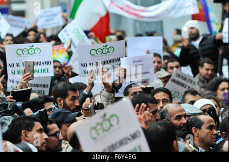 Mailand, Italien. 21. November 2015 Mitglieder der muslimischen Gemeinschaft halten Banner während heute Rallye Credit: Gaetano Piazzolla/Alamy Live News Stockfoto