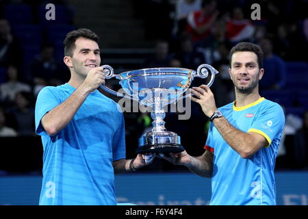 London, UK. 21. November 2015. Barclays ATP World Tour Finals, Jean-Julien (NED), Horica Tecau (ROU) Präsentation der WTA Doppel No1. O2 Arena, London, UK. 21. November 2015. Bildnachweis: Grant Burton/Alamy Live-Nachrichten Stockfoto