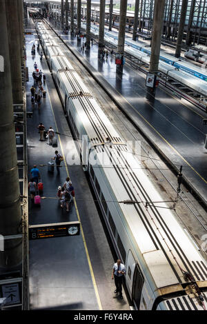 Madrid Spanien, Hispanic Arganzuela, Estacion de Madrid Atocha, Madrid Puerta de Atocha, Bahnhof, innen, Plattform, Strecke, Ansicht von oben, Stockfoto