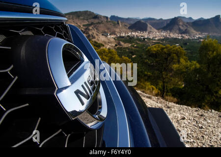 Nissan Abzeichen vorne Kühlergrill, Murano, 4 x 4 Stockfoto